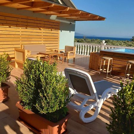 Irini'S Guesthouse 체파로 외부 사진