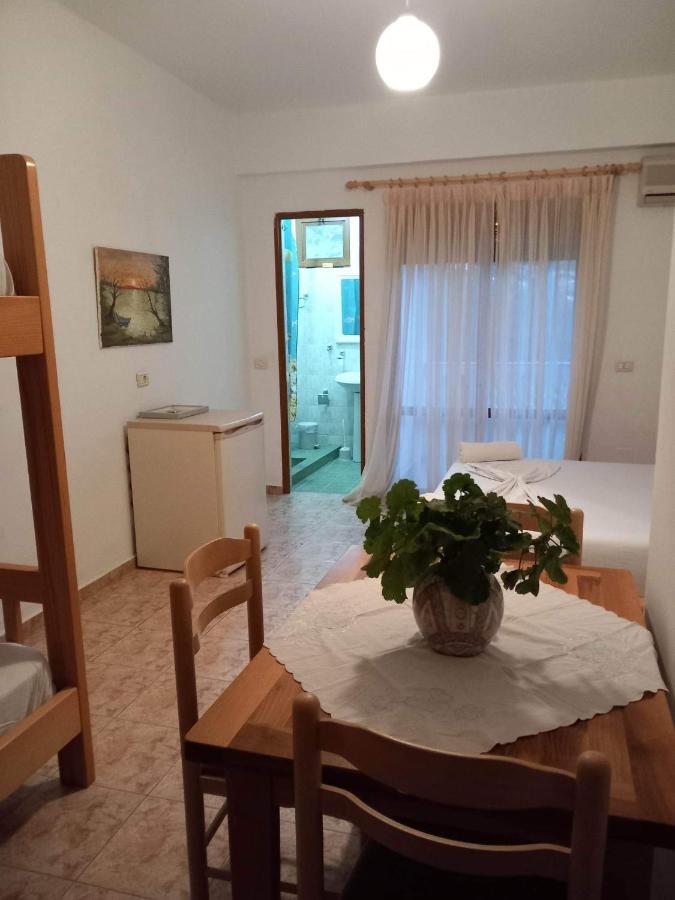 Irini'S Guesthouse 체파로 외부 사진