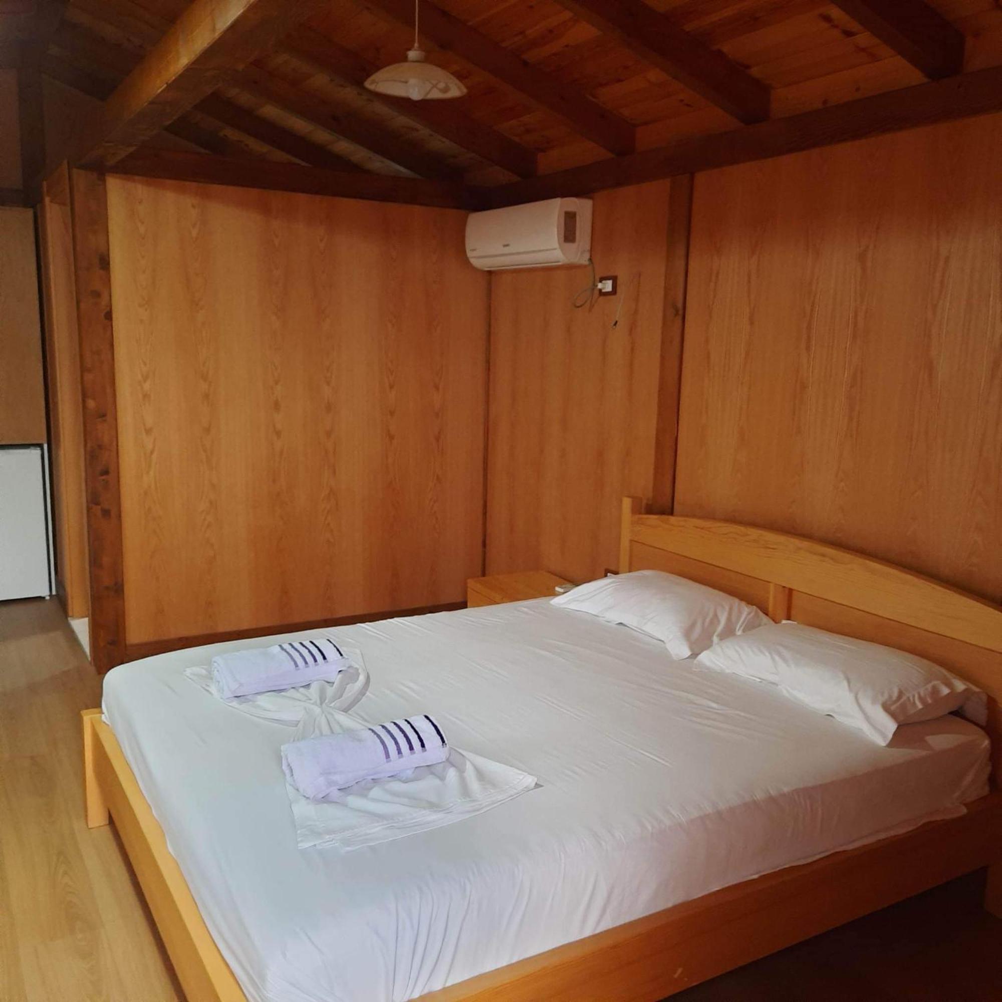 Irini'S Guesthouse 체파로 외부 사진